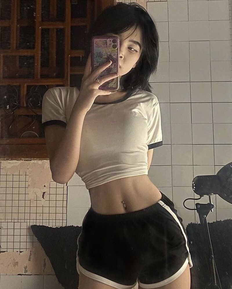 ảnh girl che mặt chụp trước gương