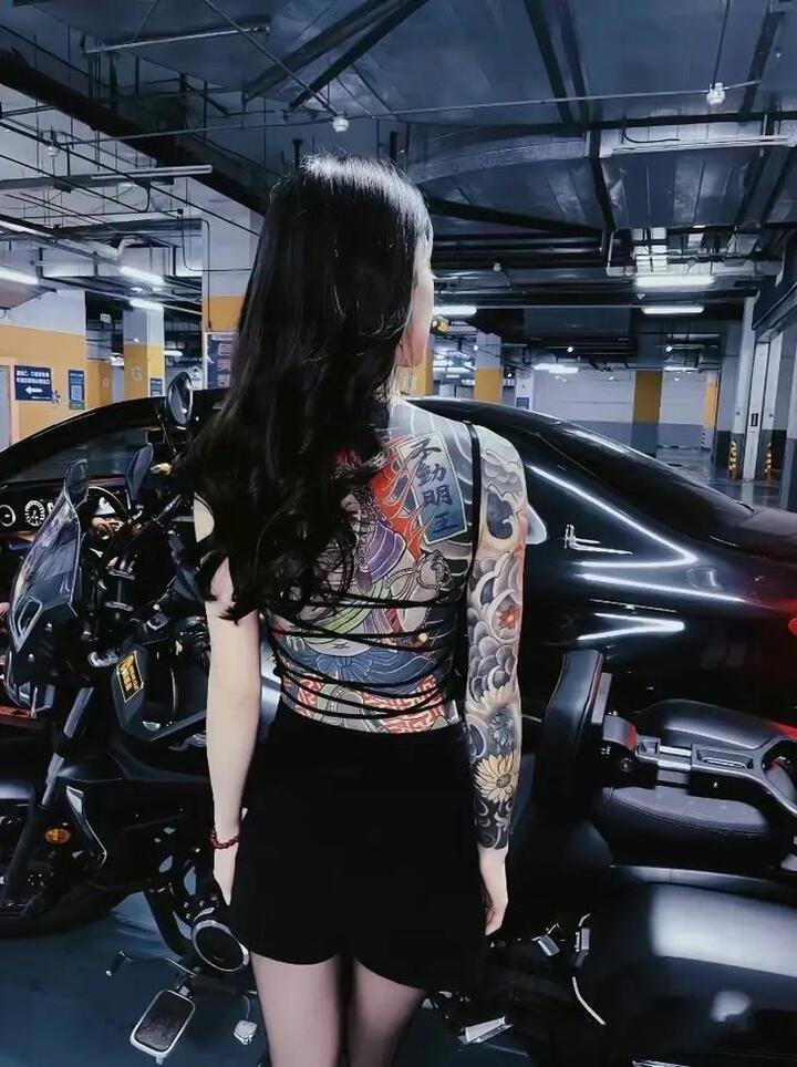 Ảnh Gái Xinh Xăm Kín Lưng (4)