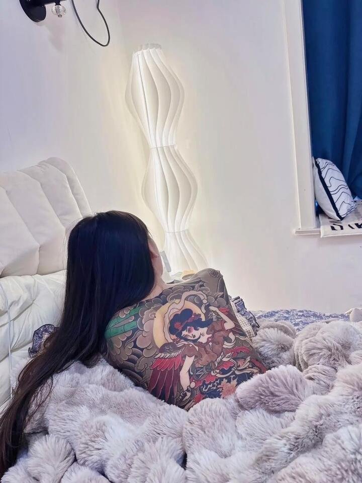 Ảnh Gái Xinh Xăm Kín Lưng (8)