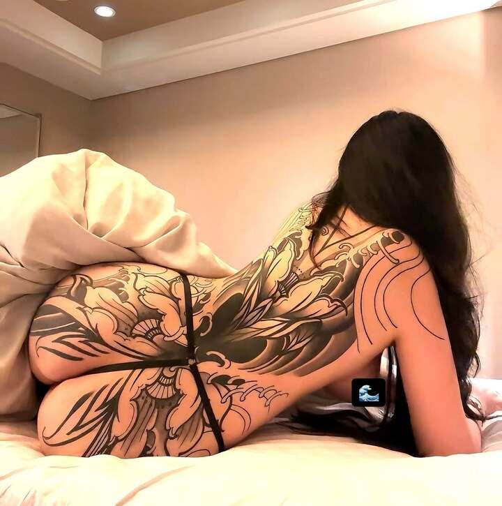 ảnh gái xinh xăm kín lưng