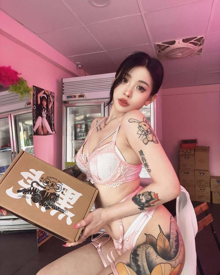 ảnh sex gái xinh xăm trổ (2)