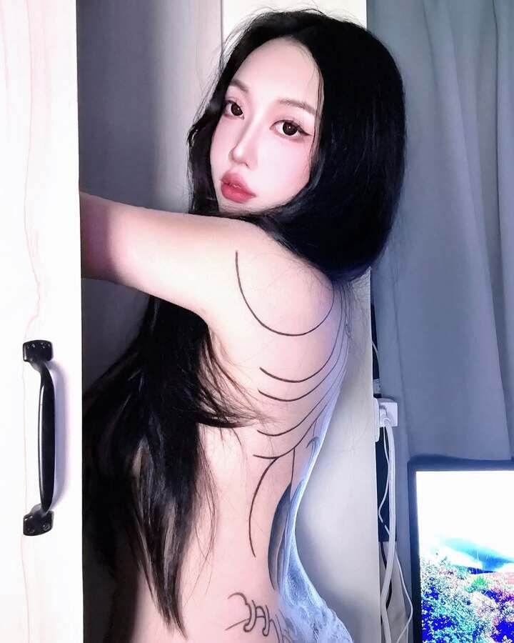 gái xinh đi xăm mình
