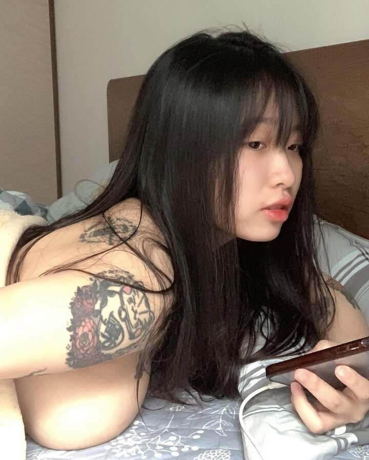 gái xinh xăm trổ thủ dâm
