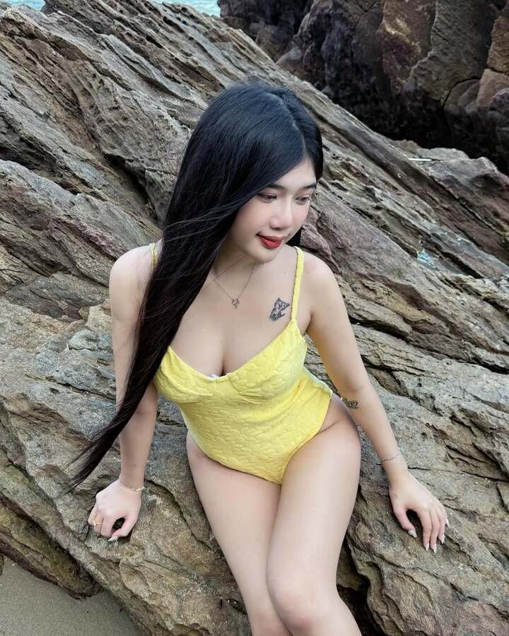 gái xinh xăm vú