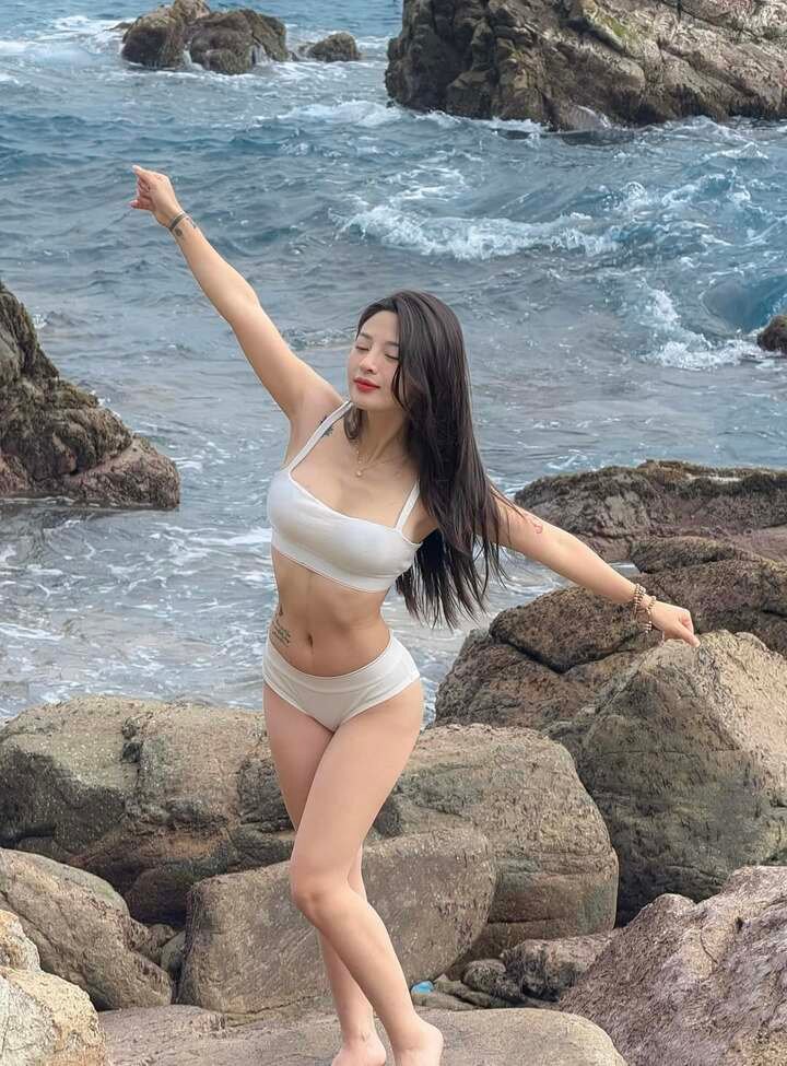 hình gái xăm mình mặc bikini