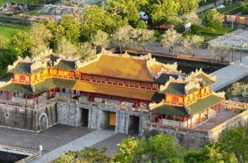 Khoảnh khắc cầu treo Philippines chao đảo giữa bão Fung Wong